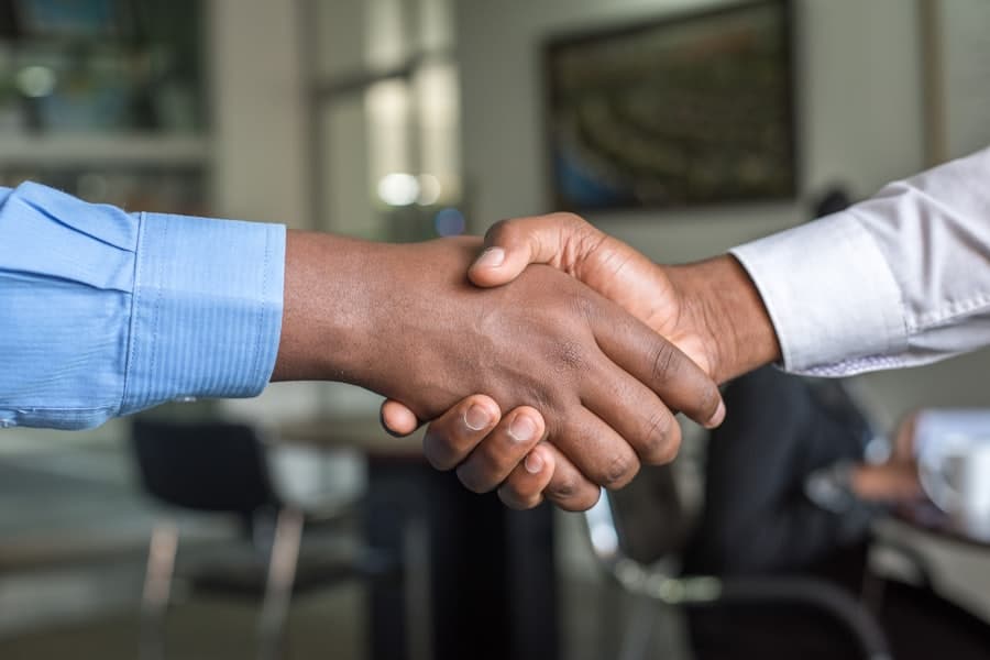 Partnerschaftlicher Handschlag